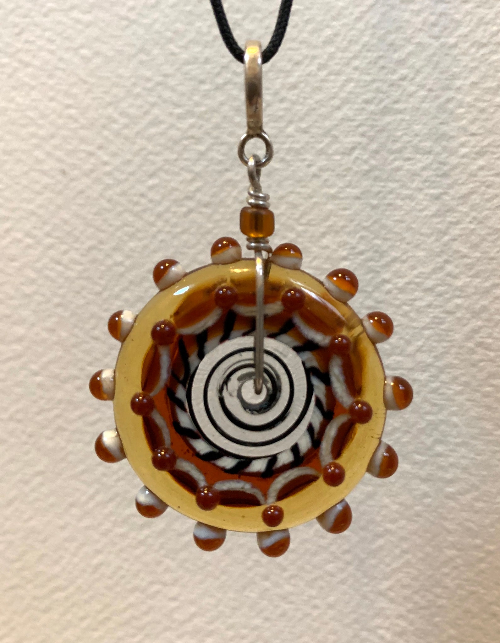 Disc bead pendant amber/brown