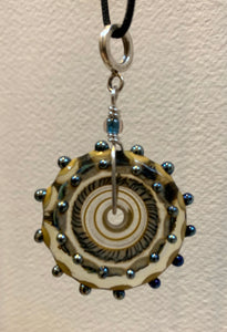 Disc beads pendant ivory/silver glass